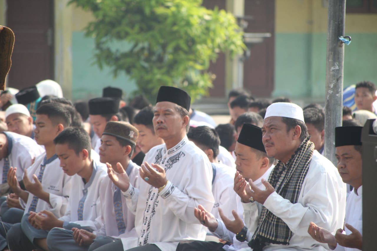 Kemenag Muba Menggelar Sholat Istisqa di Lapangan MAN 1 Musi Banyuasin