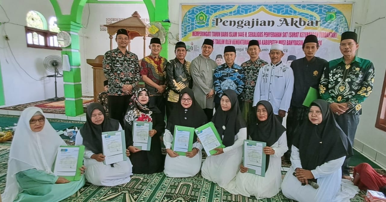 Ka.Kankemenag Muba Menyerahkan SKT dan Bantuan Alqur'an
