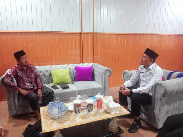 KH Ahmad Mubari Temui Kakankemenag Muba, Laporkan Perkembangan Pendidikan dan Undang Hadiri Haflah Akhirussanah PP Sirojul Ulum Babat Toman
